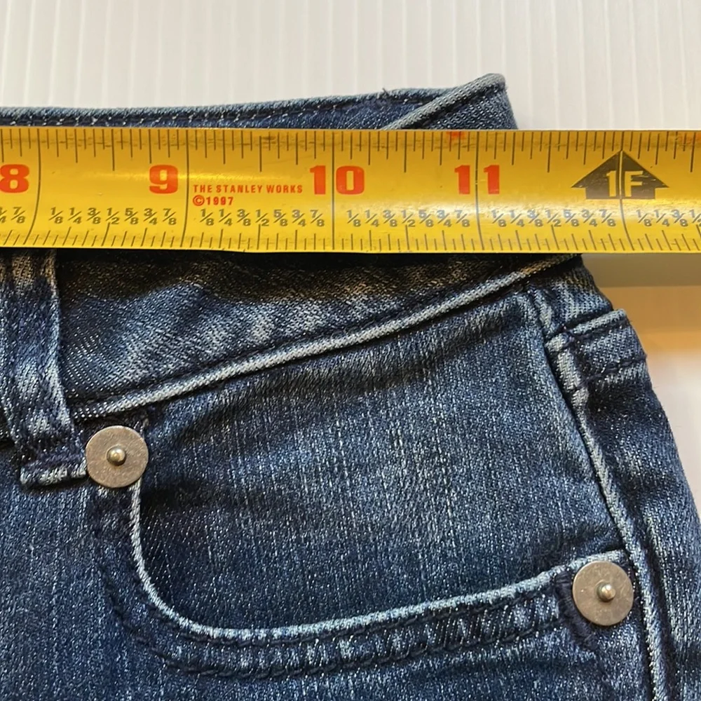 Miss Me Girls skinny ankle blue jean with embroidery detailing. Girls size 8